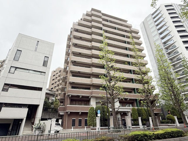 【外観】 | ファミールコート白金タワーズ | 手入れの行き届いた外壁やエントランスなど、「見ればわかる」レベルで清潔感を保ったマンションです。築年数を感じさせない姿で皆様をお出迎えします。～即日のご見学可能～　お問合せはお気軽にどうぞ。