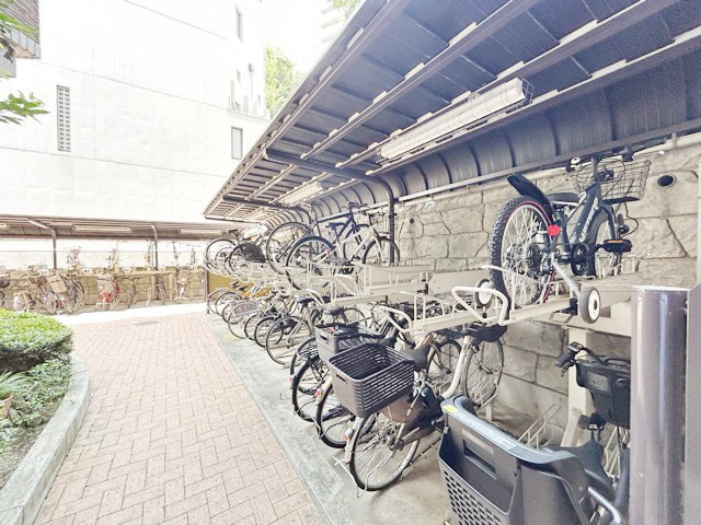 【防犯設備】 | ファミールコート白金タワーズ | 建物や敷地の隅々に目を光らせる防犯カメラが設置されています。現地を見学される際には、カメラの存在やその台数にも意識を払ってみてください。～即日のご見学可能～　お問合せはお気軽にどうぞ。