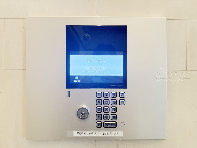 【防犯設備】 | ファミールコート白金タワーズ | モニター（カメラ）付きのオートロックが備えられています。建物のセキュリティ能力の高さは、欠かすことのできないチェックポイントになります。～即日のご見学可能～　お問合せはお気軽にどうぞ。