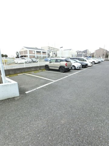 レジデンス穴川の駐車場