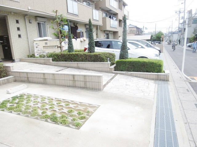 D-ROOM与野公園Ａ棟の駐車場