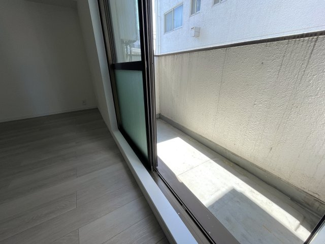 目の前通ったコトある人も多いはず。そう専用庭があって両面バルコニー。駅から平坦で両駅前のポテンシャル、何気に高いっす『セーズ和田町』リノベーションのバルコニー|お洗濯にも便利なバルコニー付き