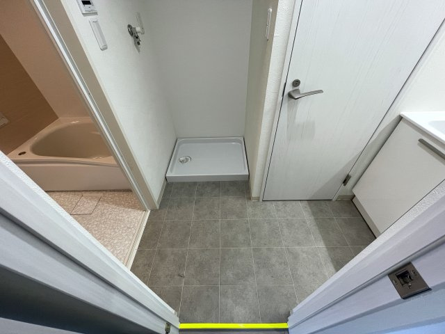 目の前通ったコトある人も多いはず。そう専用庭があって両面バルコニー。駅から平坦で両駅前のポテンシャル、何気に高いっす『セーズ和田町』リノベーションの脱衣所