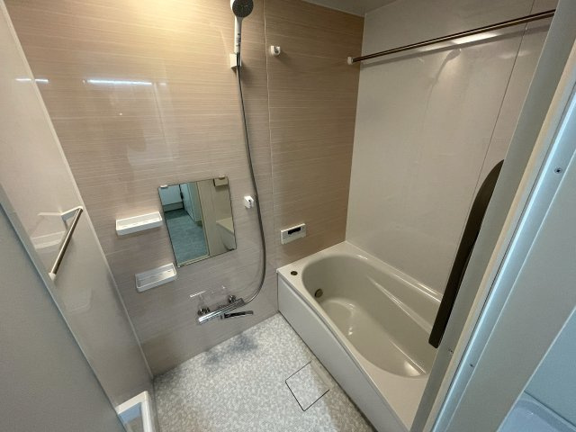 目の前通ったコトある人も多いはず。そう専用庭があって両面バルコニー。駅から平坦で両駅前のポテンシャル、何気に高いっす『セーズ和田町』リノベーションの浴室|日々の暮らしに欠かせないお風呂です