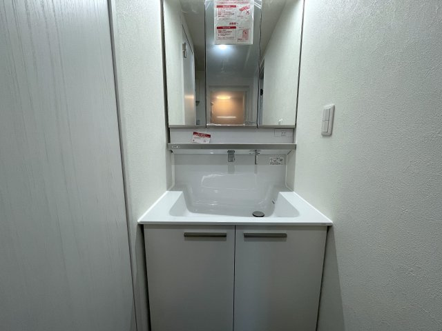 目の前通ったコトある人も多いはず。そう専用庭があって両面バルコニー。駅から平坦で両駅前のポテンシャル、何気に高いっす『セーズ和田町』リノベーションの独立洗面台|朝の支度にも助かる、独立の洗髪洗面化粧台