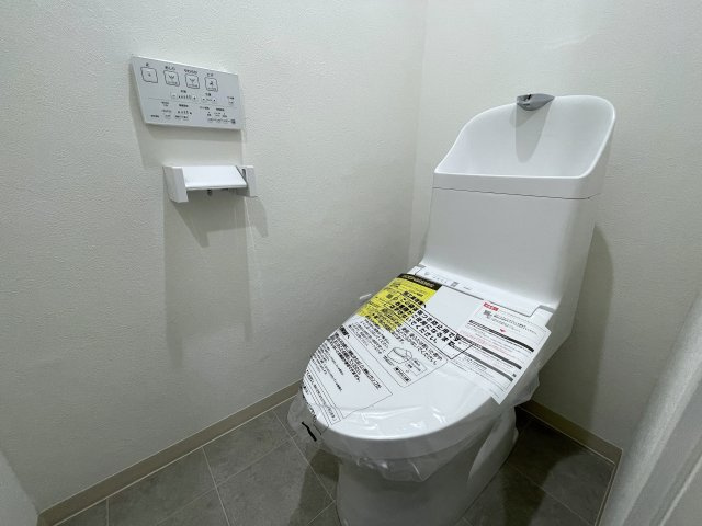 目の前通ったコトある人も多いはず。そう専用庭があって両面バルコニー。駅から平坦で両駅前のポテンシャル、何気に高いっす『セーズ和田町』リノベーションのトイレ|清潔感のあるトイレです
