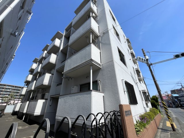 目の前通ったコトある人も多いはず。そう専用庭があって両面バルコニー。駅から平坦で両駅前のポテンシャル、何気に高いっす『セーズ和田町』リノベーションの外観|物件の外観です