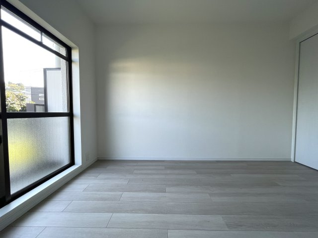 目の前通ったコトある人も多いはず。そう専用庭があって両面バルコニー。駅から平坦で両駅前のポテンシャル、何気に高いっす『セーズ和田町』リノベーションの洋室|洋室です