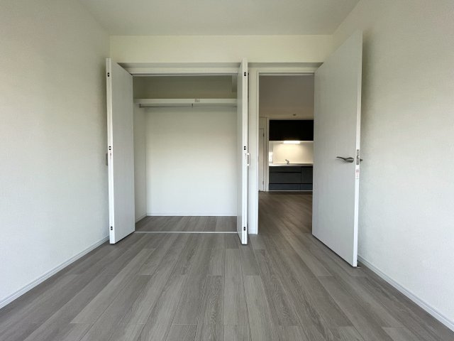 目の前通ったコトある人も多いはず。そう専用庭があって両面バルコニー。駅から平坦で両駅前のポテンシャル、何気に高いっす『セーズ和田町』リノベーションの洋室|落ち着いた色調の洋室です
