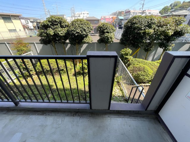 目の前通ったコトある人も多いはず。そう専用庭があって両面バルコニー。駅から平坦で両駅前のポテンシャル、何気に高いっす『セーズ和田町』リノベーションのバルコニー|バルコニー付きです