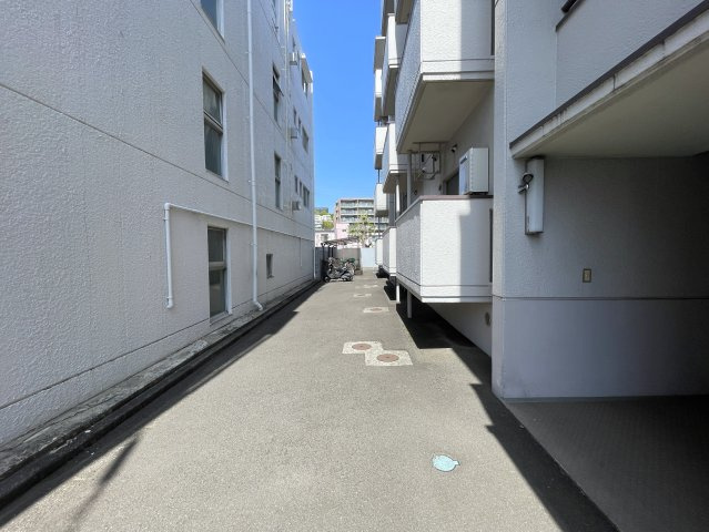 目の前通ったコトある人も多いはず。そう専用庭があって両面バルコニー。駅から平坦で両駅前のポテンシャル、何気に高いっす『セーズ和田町』リノベーションの外観|きれいな外観です