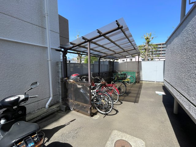 目の前通ったコトある人も多いはず。そう専用庭があって両面バルコニー。駅から平坦で両駅前のポテンシャル、何気に高いっす『セーズ和田町』リノベーションの駐輪場