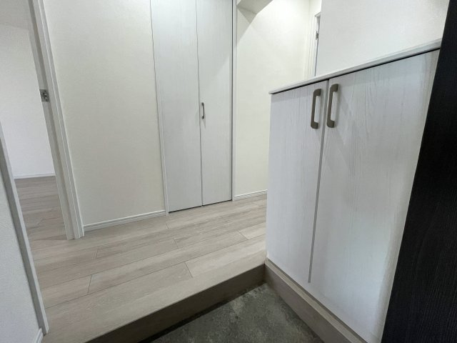 目の前通ったコトある人も多いはず。そう専用庭があって両面バルコニー。駅から平坦で両駅前のポテンシャル、何気に高いっす『セーズ和田町』リノベーションの玄関|玄関です