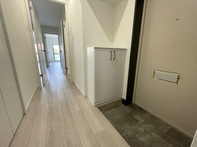 目の前通ったコトある人も多いはず。そう専用庭があって両面バルコニー。駅から平坦で両駅前のポテンシャル、何気に高いっす『セーズ和田町』リノベーションの玄関|ゆったりとした玄関です