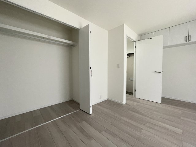 目の前通ったコトある人も多いはず。そう専用庭があって両面バルコニー。駅から平坦で両駅前のポテンシャル、何気に高いっす『セーズ和田町』リノベーションの洋室|使い勝手のいい洋室です