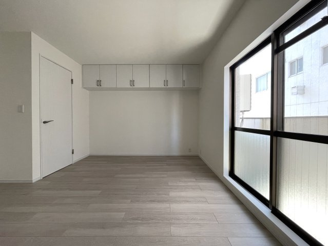 目の前通ったコトある人も多いはず。そう専用庭があって両面バルコニー。駅から平坦で両駅前のポテンシャル、何気に高いっす『セーズ和田町』リノベーションの洋室|ゆったりした洋室です