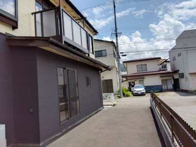 【駐車場】 | 下諏訪町西四王 中古住宅⑥ | 西側から見た駐車スペース
