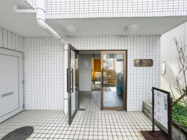日野市旭が丘２丁目の賃貸マンションのエントランス