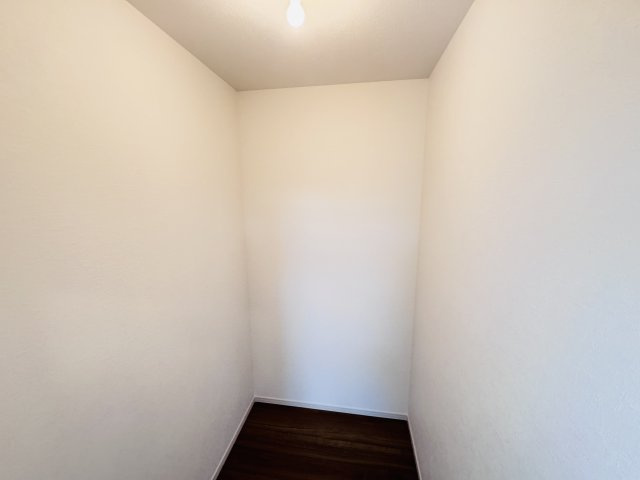 松戸市二ツ木新築戸建【幸谷小学校：4分】の収納|1Fウォークインクローゼット