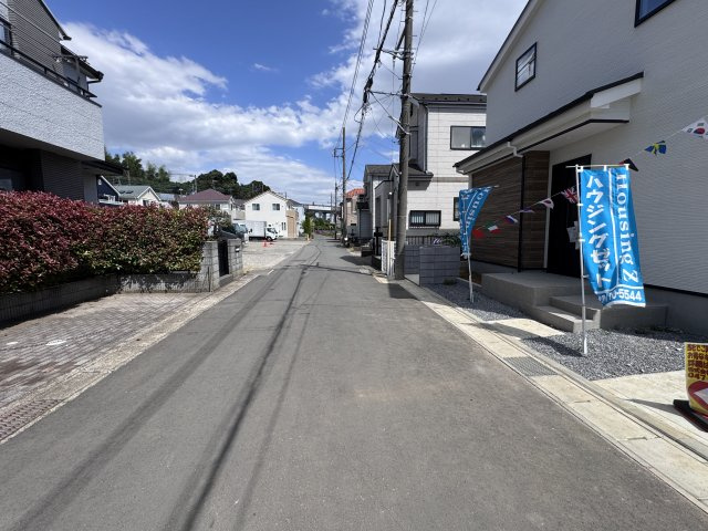 松戸市二ツ木新築戸建【幸谷小学校：4分】の前面道路含む現地写真|北側前面道路・幅員約5.5ｍ