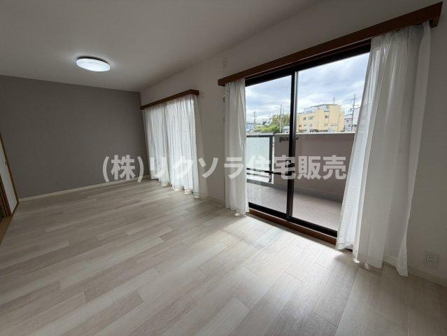 交野中央グリーンマンションの居間・リビング|LDK14.3帖
■物件内覧・資金計画相談・住宅ローン相談、リフォーム相談、お問合せ受付中■
※当日・翌日のご内覧、ご相談はお電話でのお問合せがスムーズです！