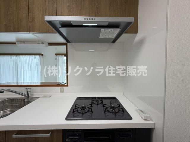 交野中央グリーンマンションのキッチン|ビルトイン3口コンロ
■物件内覧・資金計画相談・住宅ローン相談、リフォーム相談、お問合せ受付中■
※当日・翌日のご内覧、ご相談はお電話でのお問合せがスムーズです！