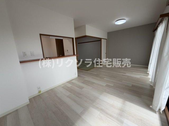 交野中央グリーンマンションの居間・リビング|LDK14.3帖
■物件内覧・資金計画相談・住宅ローン相談、リフォーム相談、お問合せ受付中■
※当日・翌日のご内覧、ご相談はお電話でのお問合せがスムーズです！