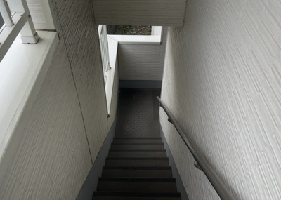 【外観】 | カーサ・アレグリア | 家を建てる場合、方位は要チェックです。現実的に日当たりのよい家ならばリビングは南側、建築基準法でも北側に当たる家への配慮は求められています。土地を見学に行く際は、方位磁針を持って行くようにしましょう。