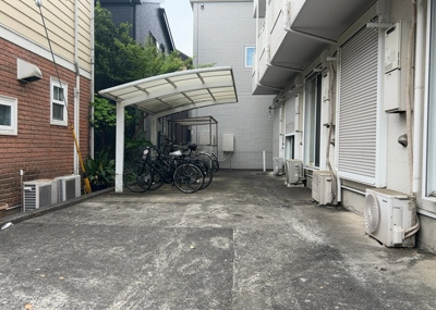 【外観】 | カーサ・アレグリア | 隣家の土地はどうなっているのか、生活利便施設が近くにあるのか、学校まで近いかなど、お客様のライフスタイルにあわせたイメージが重要です。また、近くにあると困る施設が近くにないかも確認するといいでしょう。