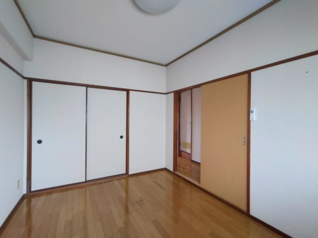メナードビルの洋室|洋室6帖（北側）