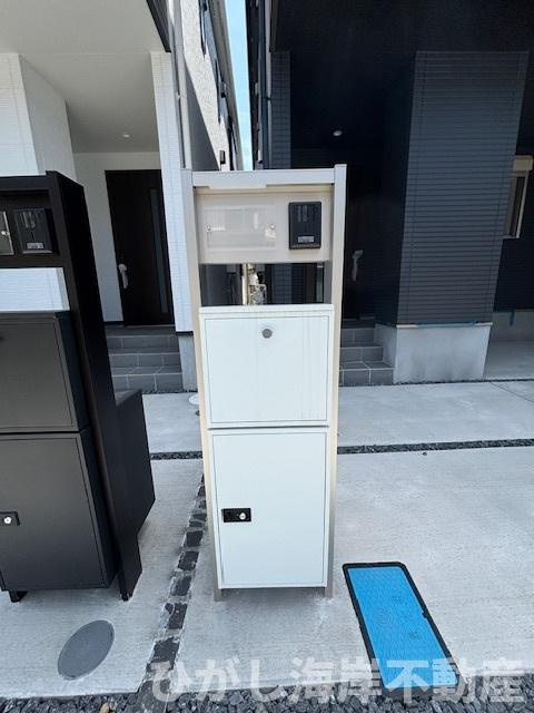 茅ヶ崎市浜之郷　新築戸建　全2棟の庭|宅配ボックス機能付門柱