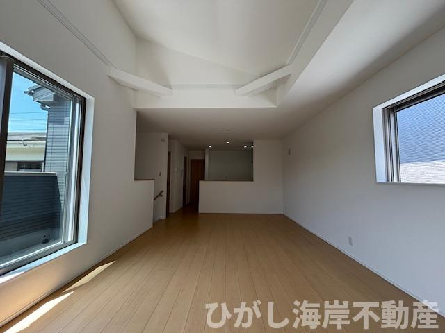 茅ヶ崎市浜之郷　新築戸建　全2棟のダイニング|19.5帖　勾配天井のLDK