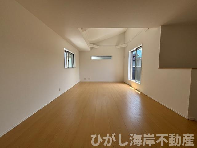 茅ヶ崎市浜之郷　新築戸建　全2棟の居間・リビング|19.5帖　勾配天井のLDK