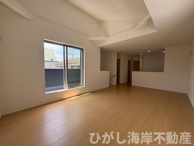 茅ヶ崎市浜之郷　新築戸建　全2棟の居間・リビング|19.5帖　勾配天井のLDK