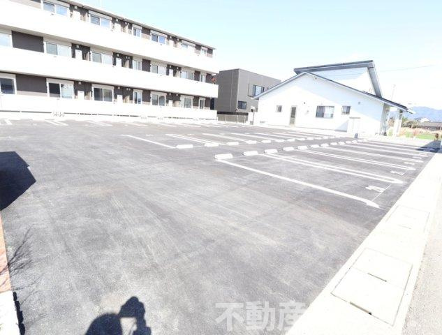 カーサ八代の駐車場