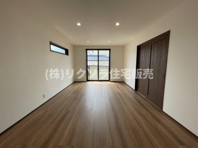 太秦緑が丘　新築一戸建ての居間・リビング|LDK17.6帖
■物件内覧・資金計画相談・住宅ローン相談、リフォーム相談、お問合せ受付中■
※当日・翌日のご内覧、ご相談はお電話でのお問合せがスムーズです！