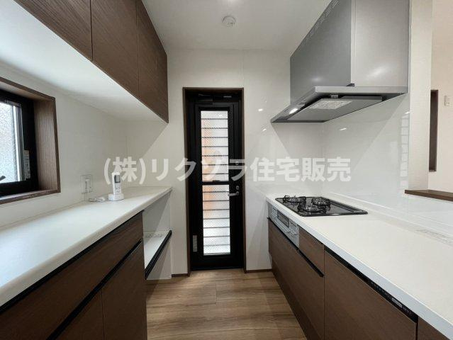 太秦緑が丘　新築一戸建てのキッチン|LDK17.6帖
■物件内覧・資金計画相談・住宅ローン相談、リフォーム相談、お問合せ受付中■
※当日・翌日のご内覧、ご相談はお電話でのお問合せがスムーズです！