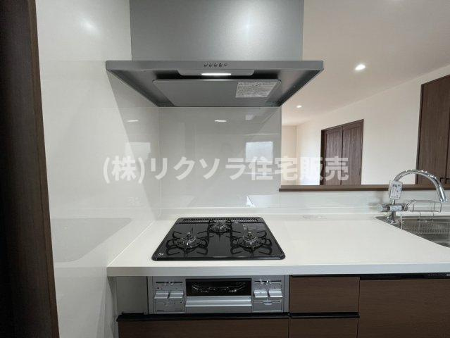 太秦緑が丘　新築一戸建てのキッチン|ビルトイン3口コンロ
■物件内覧・資金計画相談・住宅ローン相談、リフォーム相談、お問合せ受付中■
※当日・翌日のご内覧、ご相談はお電話でのお問合せがスムーズです！
