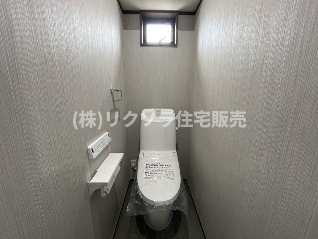 太秦緑が丘　新築一戸建てのトイレ|温水洗浄便座付き
■物件内覧・資金計画相談・住宅ローン相談、リフォーム相談、お問合せ受付中■
※当日・翌日のご内覧、ご相談はお電話でのお問合せがスムーズです！