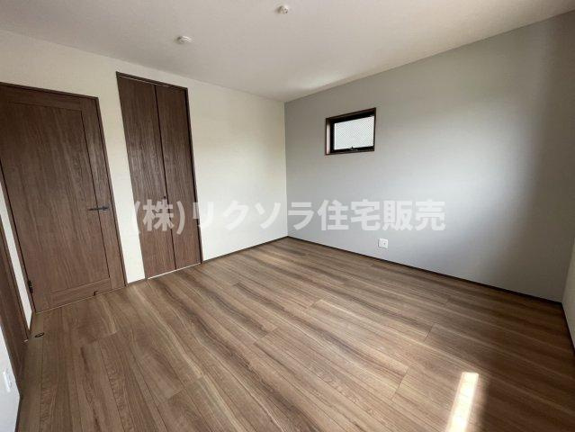 太秦緑が丘　新築一戸建ての寝室|洋室8.0帖
■物件内覧・資金計画相談・住宅ローン相談、リフォーム相談、お問合せ受付中■
※当日・翌日のご内覧、ご相談はお電話でのお問合せがスムーズです！