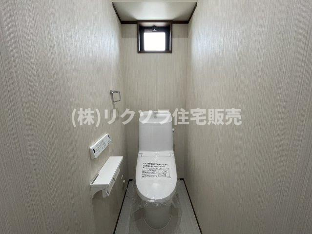 太秦緑が丘　新築一戸建ての内装|2階トイレ
■物件内覧・資金計画相談・住宅ローン相談、リフォーム相談、お問合せ受付中■
※当日・翌日のご内覧、ご相談はお電話でのお問合せがスムーズです！