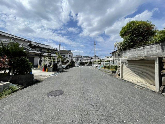 太秦緑が丘　新築一戸建ての前面道路含む現地写真|前道　西　幅員8.6ｍ
■物件内覧・資金計画相談・住宅ローン相談、リフォーム相談、お問合せ受付中■
※当日・翌日のご内覧、ご相談はお電話でのお問合せがスムーズです！
