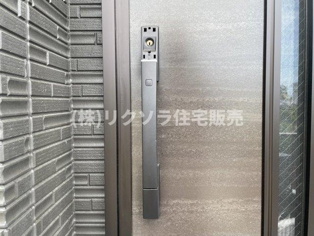 太秦緑が丘　新築一戸建ての防犯設備|ツーシリンダー錠
■物件内覧・資金計画相談・住宅ローン相談、リフォーム相談、お問合せ受付中■
※当日・翌日のご内覧、ご相談はお電話でのお問合せがスムーズです！