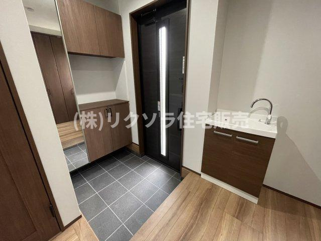 太秦緑が丘　新築一戸建ての内装|玄関内部・手洗い場付き
■物件内覧・資金計画相談・住宅ローン相談、リフォーム相談、お問合せ受付中■
※当日・翌日のご内覧、ご相談はお電話でのお問合せがスムーズです！