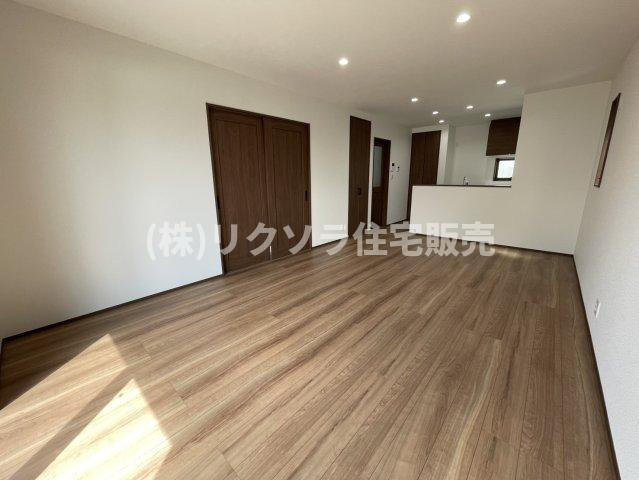 太秦緑が丘　新築一戸建ての居間・リビング|LDK17.6帖
■物件内覧・資金計画相談・住宅ローン相談、リフォーム相談、お問合せ受付中■
※当日・翌日のご内覧、ご相談はお電話でのお問合せがスムーズです！