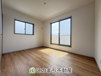 【洋室】 | いろどりアイタウン　佐野市葛生西1丁目　1号棟 | 【同社施工写真】建具やフローリング、クロス、その他仕様が異なる場合がございます。２面採光の明るい室内♪