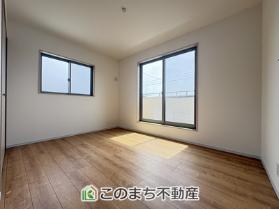 【洋室】 | いろどりアイタウン　佐野市葛生西1丁目　1号棟 | 【同社施工写真】建具やフローリング、クロス、その他仕様が異なる場合がございます。２面採光の明るい室内♪