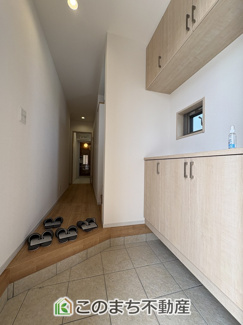 【洗面所】 | いろどりアイタウン　佐野市葛生西1丁目　1号棟 | 【同社施工写真】建具やフローリング、クロス、その他仕様が異なる場合がございます。お掃除や洗髪のラクラク♪伸びるホースの洗髪洗面化粧台♪