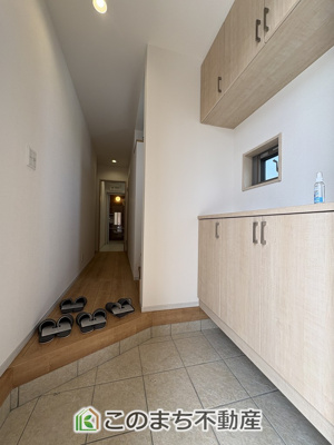 【洗面所】 | いろどりアイタウン　佐野市葛生西1丁目　1号棟 | 【同社施工写真】建具やフローリング、クロス、その他仕様が異なる場合がございます。お掃除や洗髪のラクラク♪伸びるホースの洗髪洗面化粧台♪