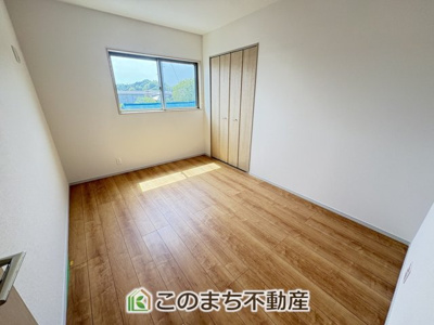 【寝室】 | いろどりアイタウン　佐野市葛生西1丁目　1号棟 | 【同社施工写真】建具やフローリング、クロス、その他仕様が異なる場合がございます。日当たり良好の明るい室内♪